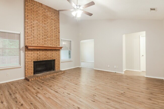 Photo - 807 Young Dr