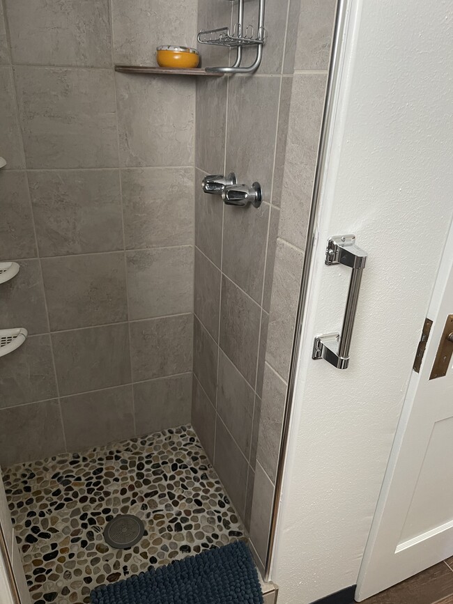 Ducha con azulejos recién embaldosados - 453 W Hackney Hill Rd Unidad studio