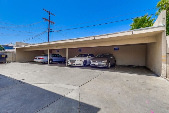 Photo - Apartment Building in Park Mesa Heights with Laundry On-Site and Parking
