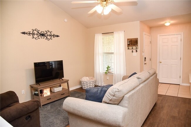 Photo - 3813 Oldenburg Ln