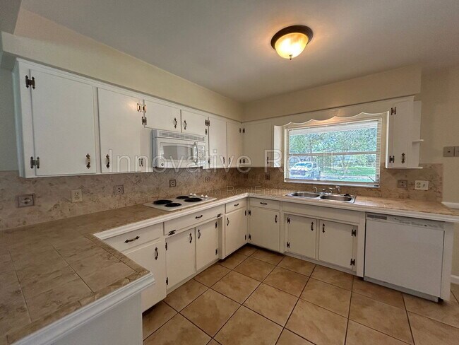 2021 Woodcrest Dr
