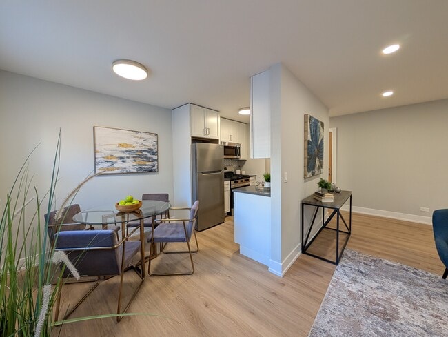 Photo - 531 W Aldine Ave Unit 414