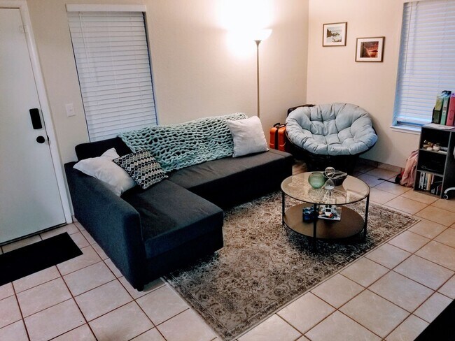 Photo - 1 Bed, 1 Bath. Condo! Next to the Heart of NAU Campus!  - Students & Cats OK!! NO Dogs! Avail. Ma... Unidad 103