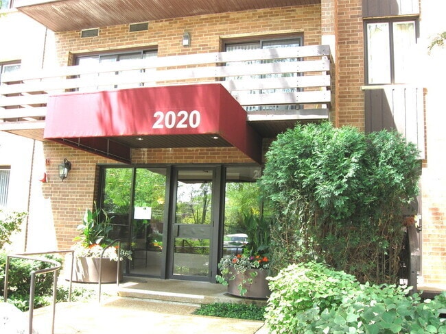 Building Photo - 2020 Chestnut Ave Unit 406