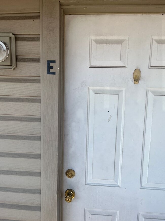 Building Photo - 3114 Oak Ln Unit E