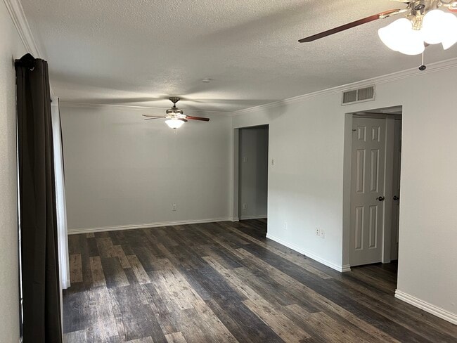Living room - 4340 Cedar Springs Rd Unidad #107 Rental