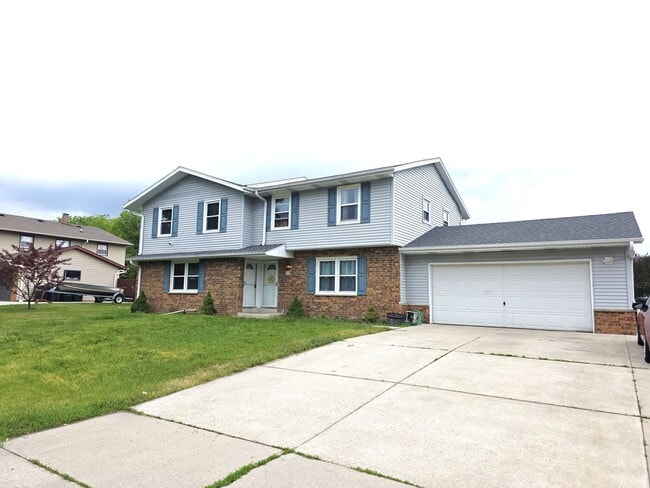 Building Photo - 3 bedroom Franklin Townhome