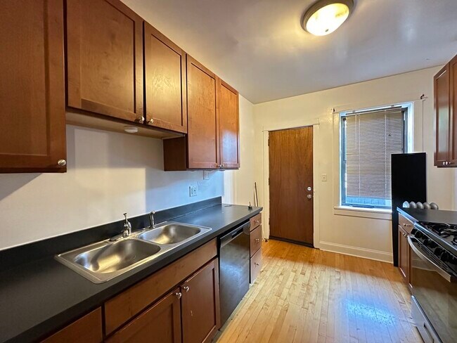 Photo - 1949 W Cuyler Ave Unit 2