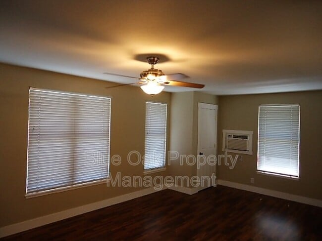 Photo - 2371 England St