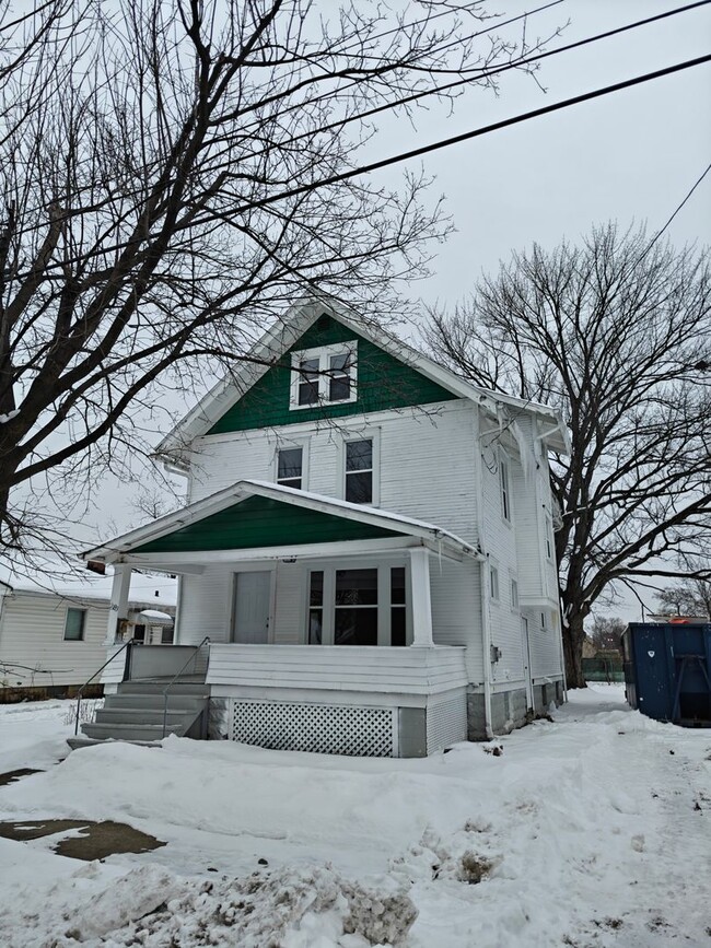 Building Photo - Newly Rehabbed 6-Bedroom, 3-Story Home with Off-Street Parking