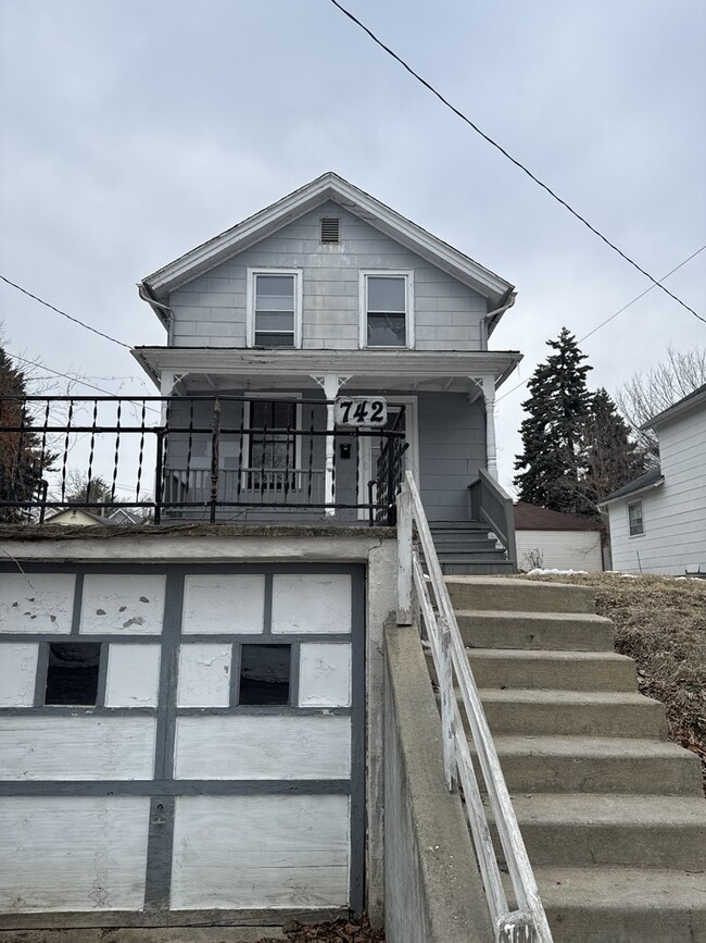 Building Photo - 742 W Homer St