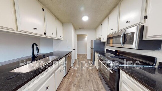 Building Photo - 905 Lakeside Dr Unit 4