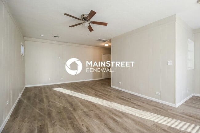 Photo - 4 Bedroom Pet-Friendly Home in Yukon, OK w...