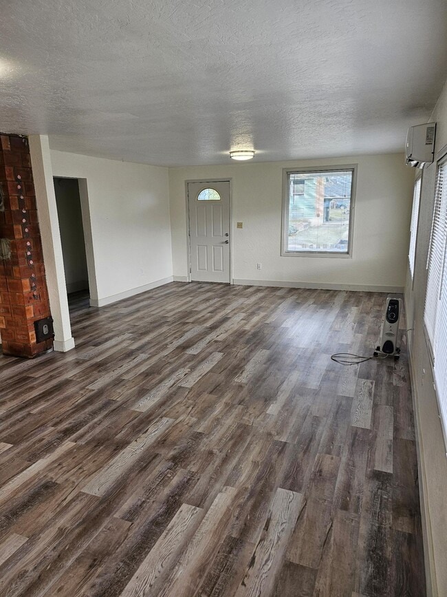 Photo - 922 W 7th St