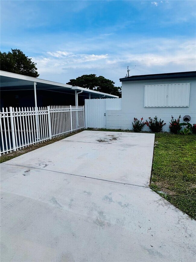 Photo - 3450 NW 170th St Unidad 0