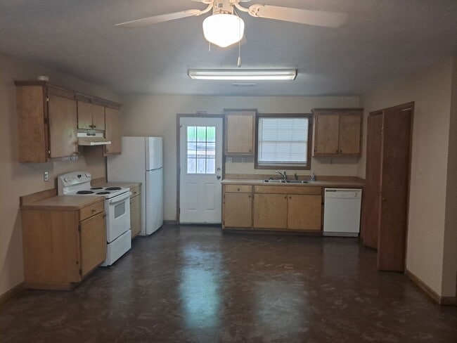 Building Photo - 3 Bedroom/ 2 Bathroom Duplex Rental