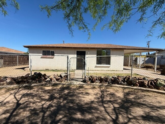 Building Photo - House For Rent