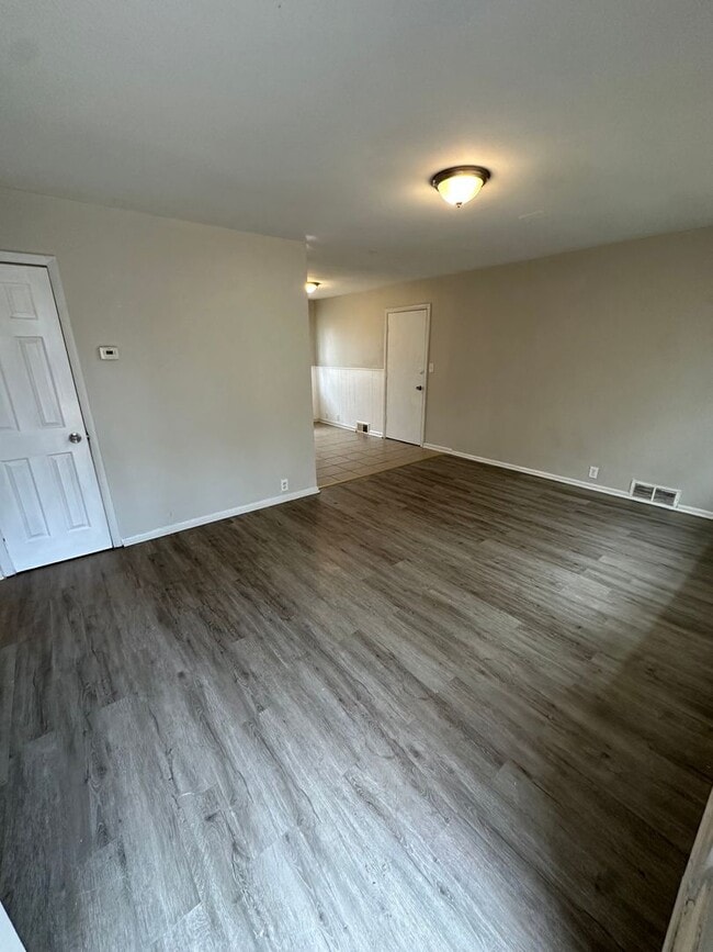 Building Photo - 4 Bed 1 Bath