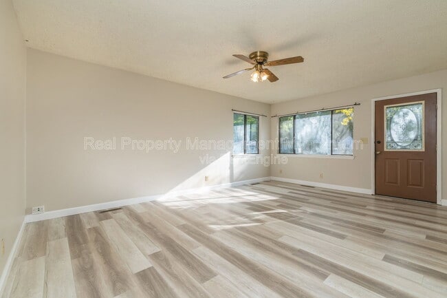 Photo - 1913 S Broadway Ave