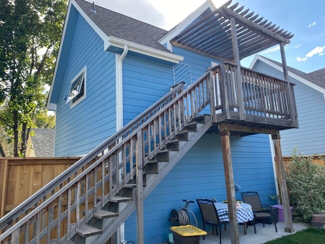 Building Photo - Cozy Studio Carriage House – All Utilities Included!