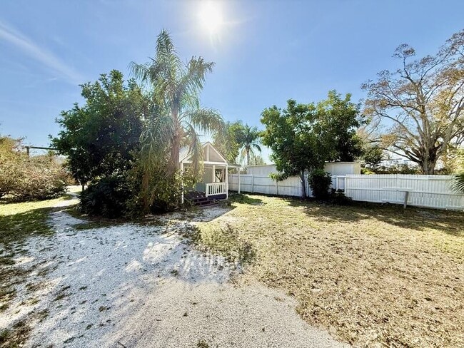 Photo - 713 Smith St