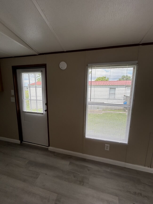 Photo - 405 Debby St