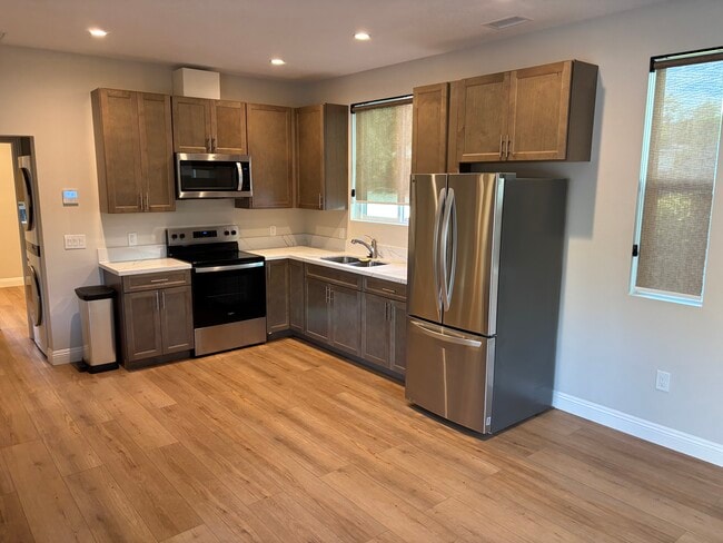 2454 Los Feliz Dr