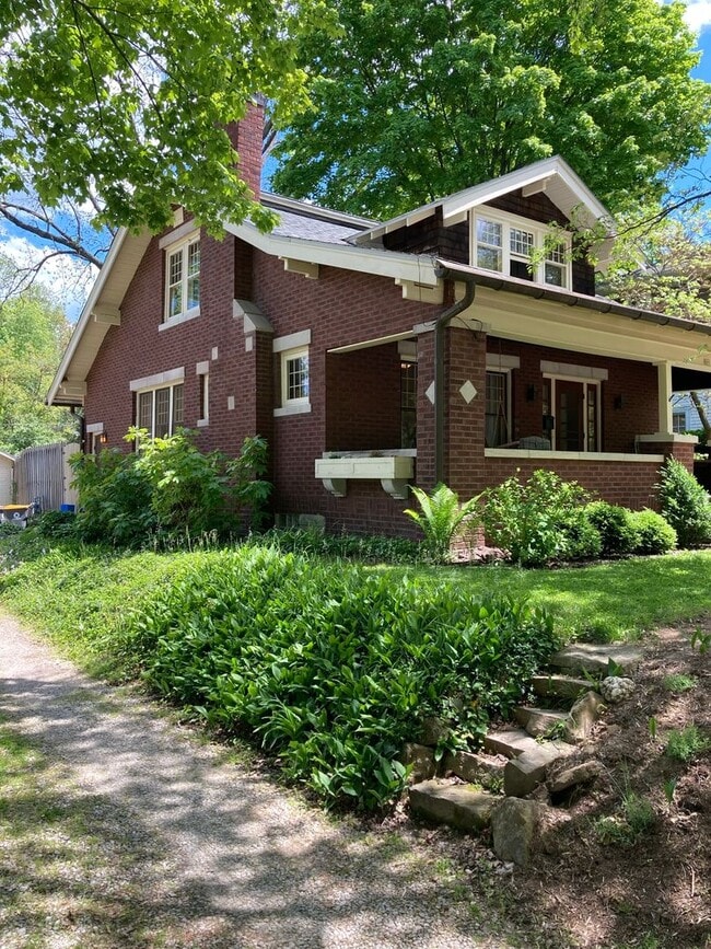 Building Photo - Gorgeous home on North Washington Street