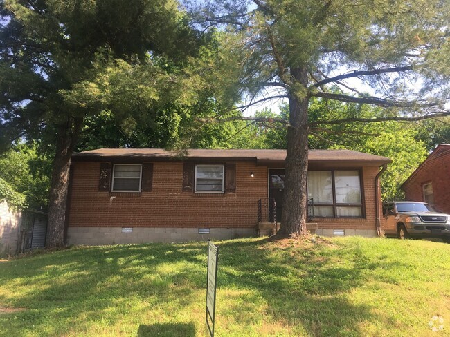 Building Photo - Renovated 3 Bed/ 1 Bath Home, 5 Miles to G...