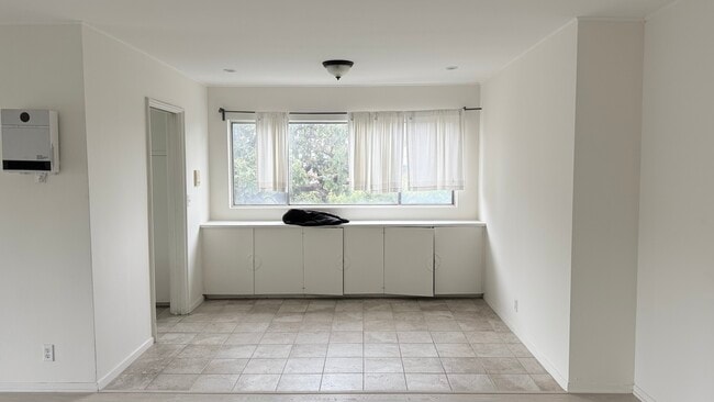 Natural light and bright - 7617 De Longpre Ave Unit 8