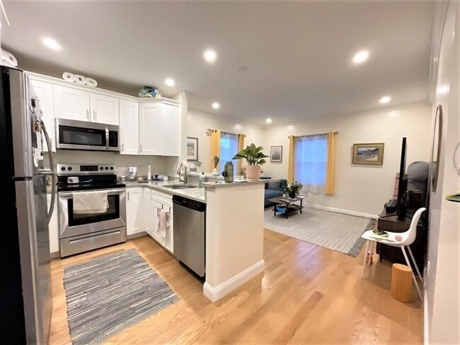 Building Photo - 31 Cedar St Unit 1