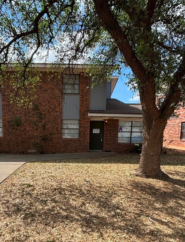 Building Photo - 3 bed 2 bath, 2 story townhome, 2 car garage