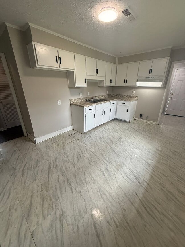 Photo - 11 Glenda Dr Unit Apt B