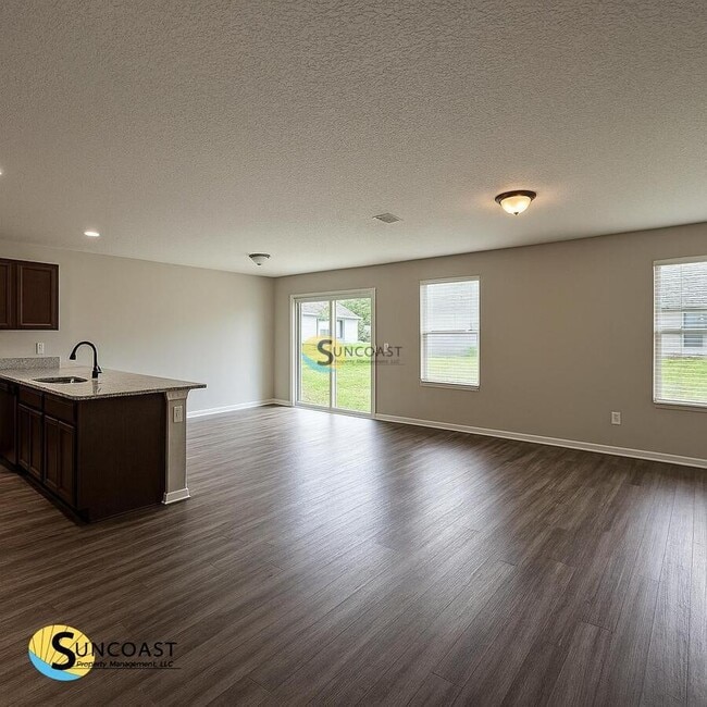 Photo - 8012 Hastings St