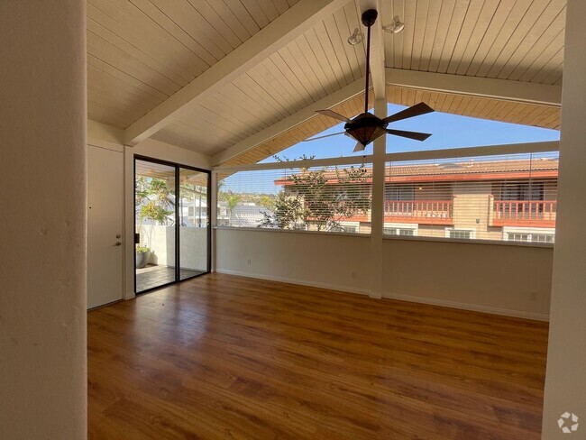 Building Photo - Lovely 2Bedroom, 2 Bathroom Condo! Unit 3