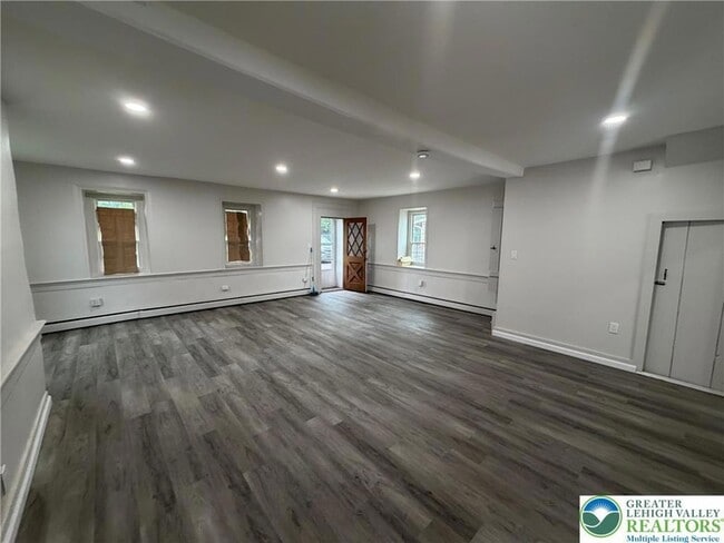 Photo - 1037 N 6th St Ext