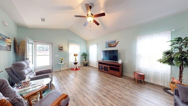 105 Saunders Cir