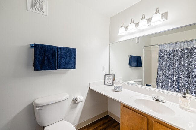 2 habitaciones, 1.5 baños - 850 pies cuadrados - Baño