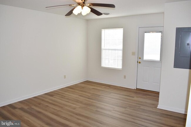 Building Photo - 2807 Roosevelt Dr