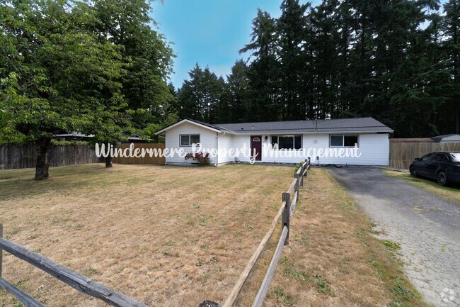 Building Photo - Bright and cheery 3 bed rambler on large f... Rental