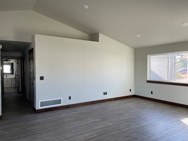 Photo - 127 One Wy Lp