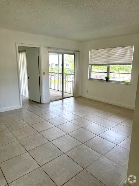 Building Photo - 1512 SE Royal Green Cir Rental