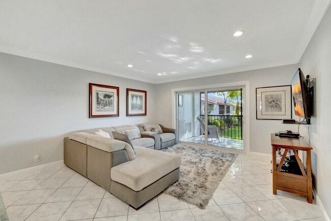 Building Photo - 14823 Cumberland Dr Unit 202