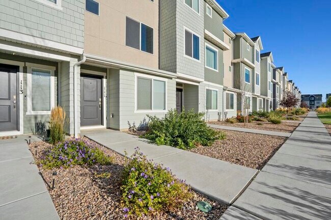 Photo - 111 N Monitor Row