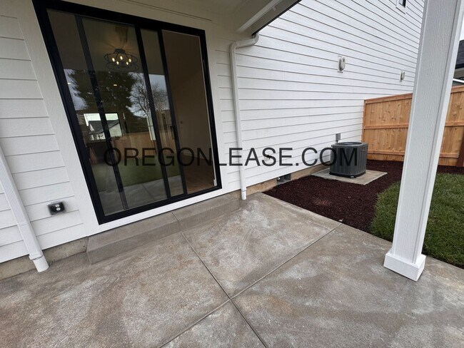 Photo - Brand new 3 bedroom 2.5 bath Coburg townhome Unit 32732 Coburg Creek