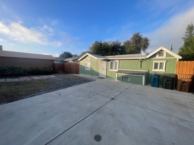 Building Photo - Tucked Away Antioch Home!