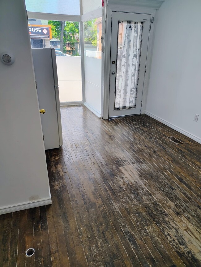 Photo - 494 Somerset St W Unit 1/2