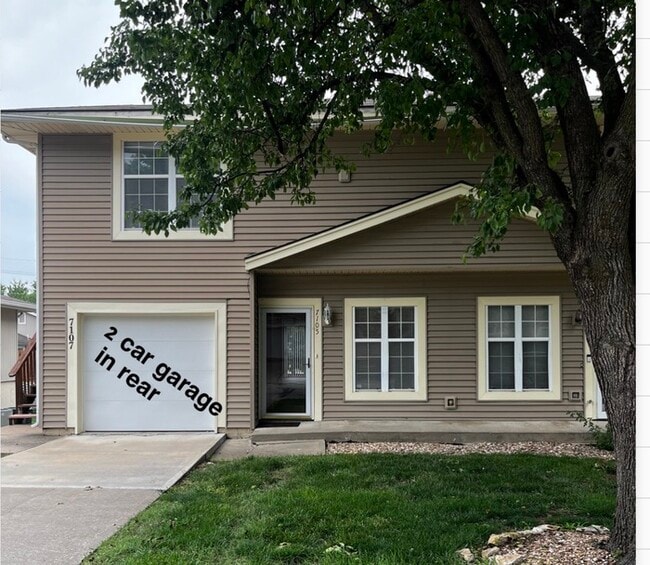 Building Photo - Spacious, 2 Car Garage! Great Location!