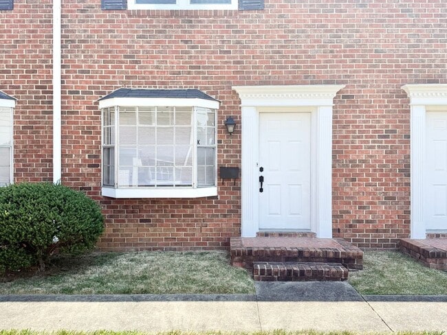 Building Photo - Adorable 2 Bedroom Convenient to I-29, Shopping & More!