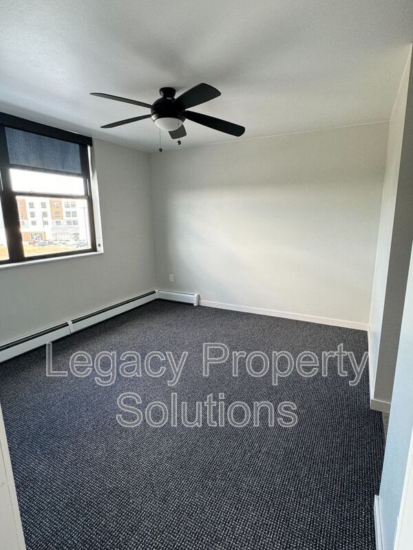 Photo - 202 E Greenfield Ln